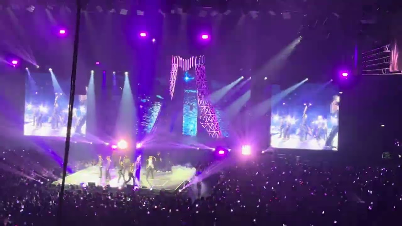 250225 ATEEZ in Brussels - Silver Light 4K