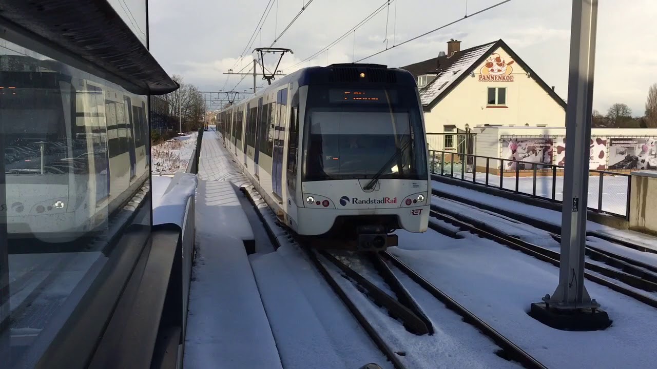 Station rodenrijs met de metro naar slinge in de sneew