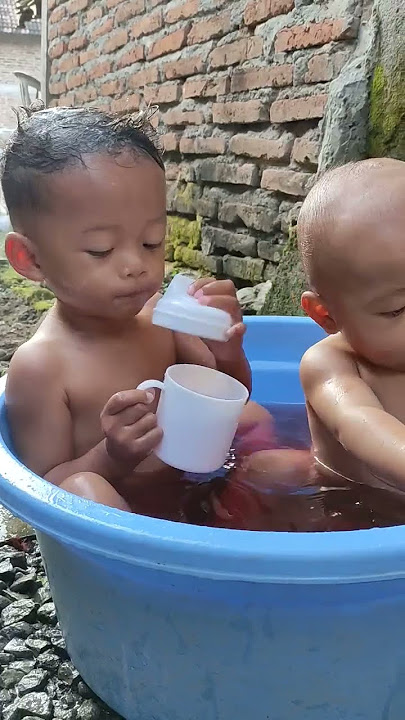 Kakak adik mandi. Hisyam & Khalid