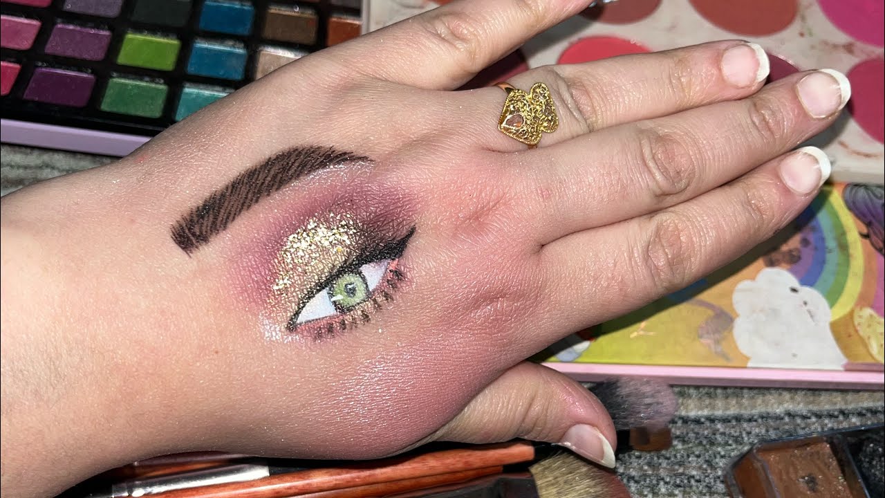 Zara Sheikh is live eye makeup tutorial 