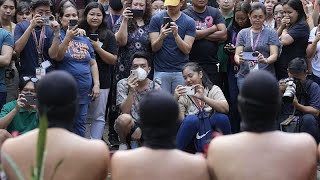 Филиппины: студенты провели забег голышом против поправок в конституцию