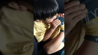 臭いと言いつつクセになってる？鼻に足突っ込んでるよ…