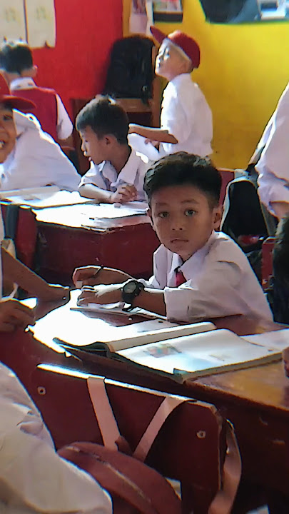 Murid baru ganteng banget, ada yang tahu kelas berapa? #nugiapria #masasekolah