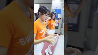 Her beauty catches everyone's attention 모두의 시선을 사로잡는 그녀의 미모