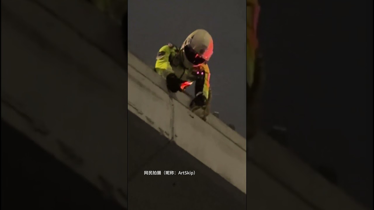 铁骑救下被困高架桥的小猫，网民记录下了这一刻。目前，小猫健康，被热心市民照顾着。#