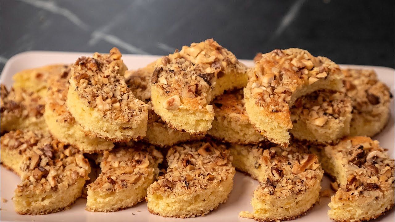 Prăjitura Semilună cu nucă (4 părți egale) rețeta de Kossuth Kifli fără praf de copt | Savori Urbane