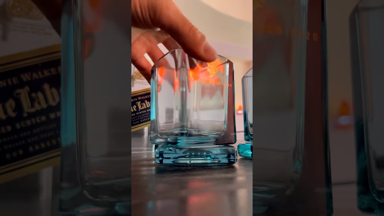 Un vaso de whisky 🥃 artesanal y moderno 100% Giratorio creado de la botella Johnnie Walker Azul 😘