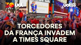 COPA DO MUNDO: TORCEDORES DA FRANÇA INVADEM A TIMES SQUARE ANTES DA ESTREIA CONTRA O SENEGAL