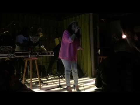 Youtube: Assia – Elle Est à Toi (Live Mama Shelter)