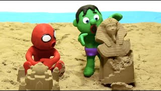 Baby herores playing sand beach �...