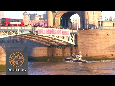 British protesters tell Trump from Tower Bridge: "Build bridges, not walls" - British protesters tell Trump from Tower Bridge: "Build bridges, not walls"