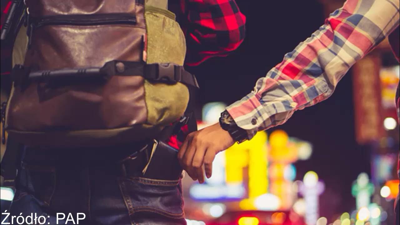 When you travel abroad you should pickpockets. When you travel abroad you should pickpockets. City break holiday. Осторожно карманник надпись на стене. When you travel abroad you should pickpockets.
