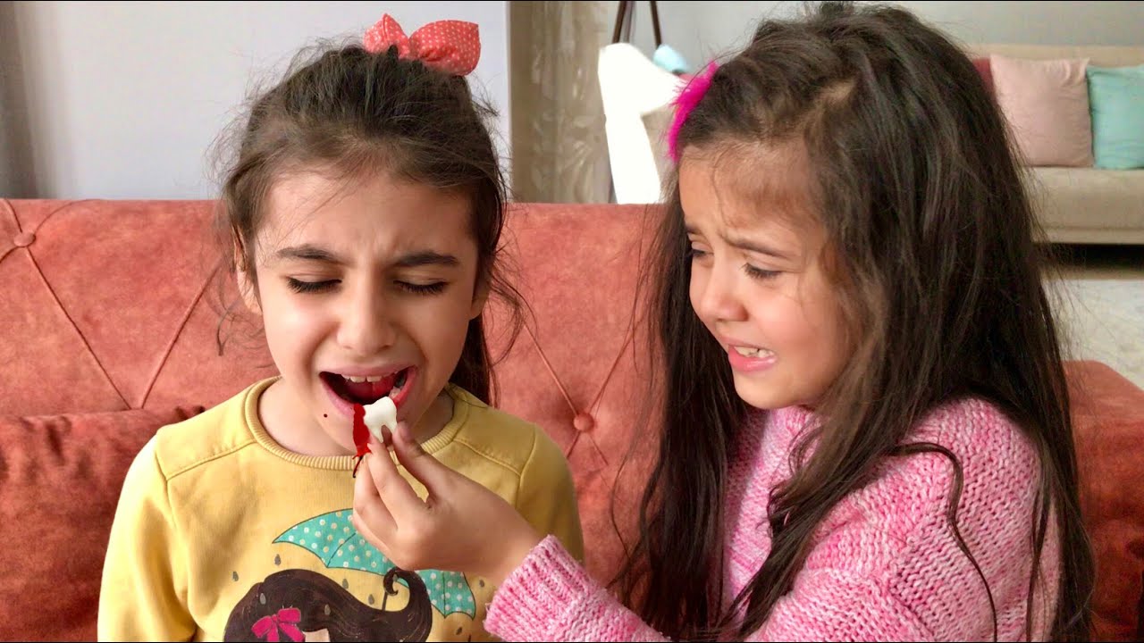 Eflin Ela Kuzeni Esmanurun Sallanan Dişini Çekti ! خلع إيفلين إسمانورون