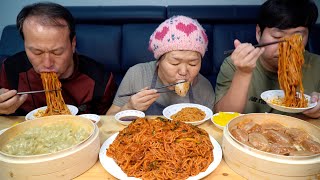 Пельмени с мясом и кимчи с острой лапшой - кулинарное шоу Mukbang.