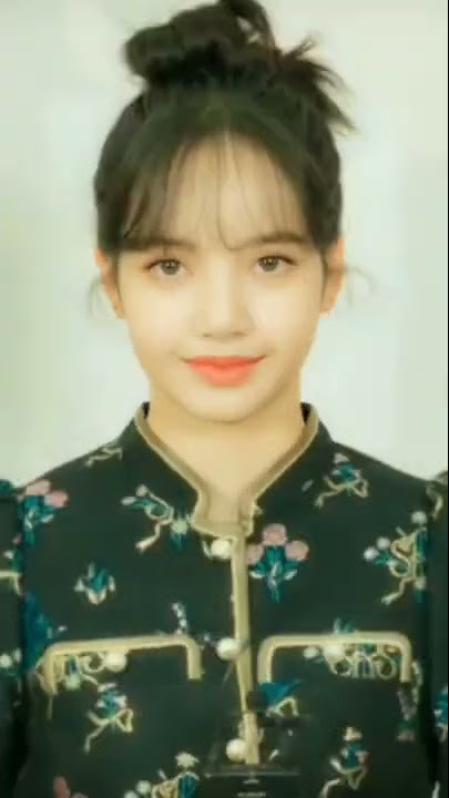 how symmetrical is lisa's face?