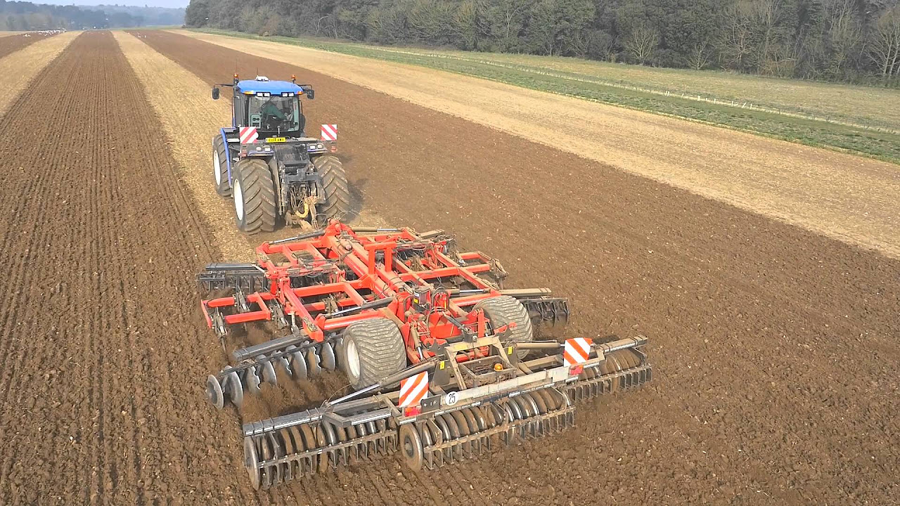 NewHolland T9560 with Gregoire Besson Discordon working down beet land