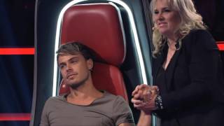 Jurado chora sem parar ao encarar jovem cantor no The Voice.