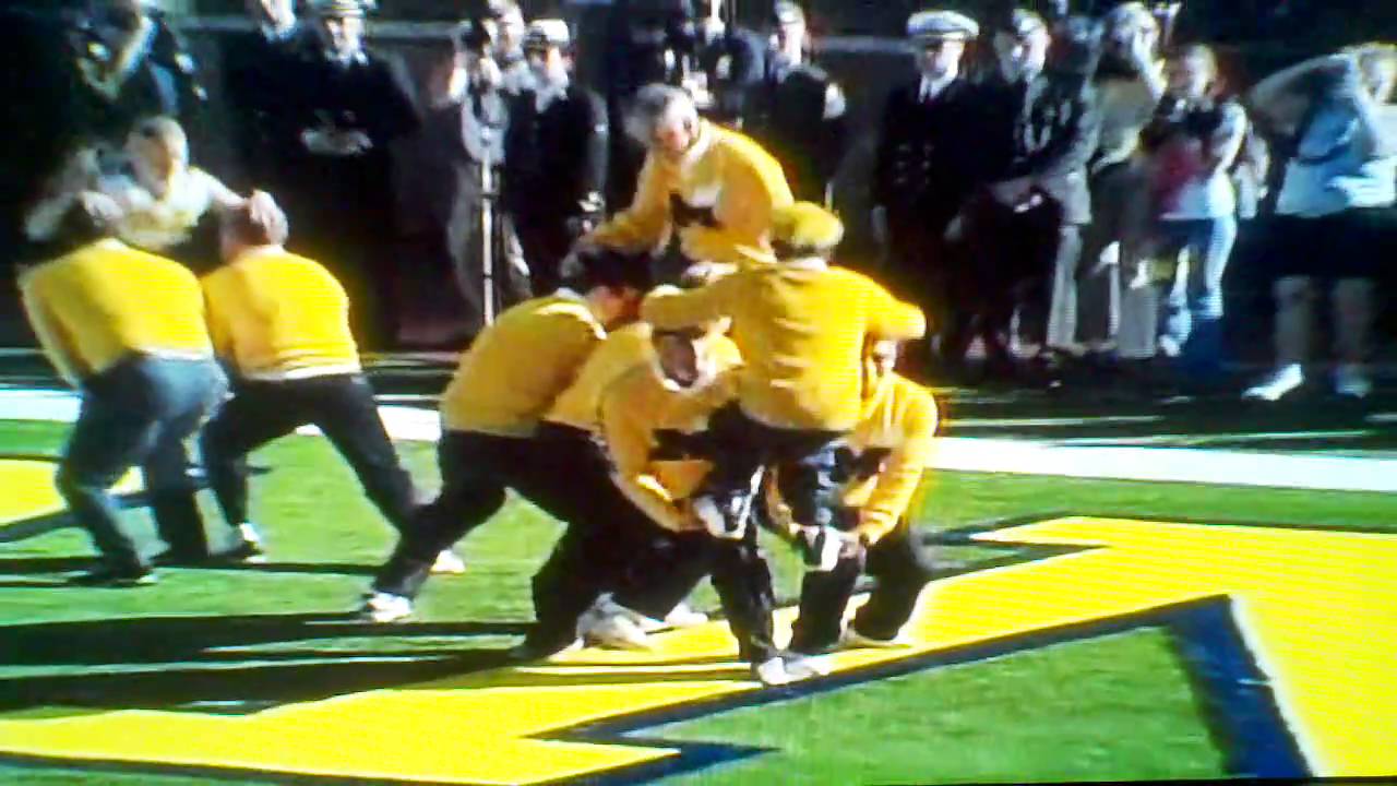 MICHIGAN CHEERLEADER BREAKS HIP!!!! YouTube