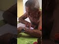 Chico luzia lendo a Bíblia.