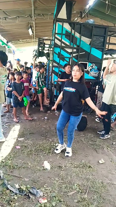 Mbak Nisa Rahma goyang pagi bareng azya musik