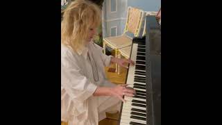 Алла Пугачева Мастерски сыграла на расстроенном рояле