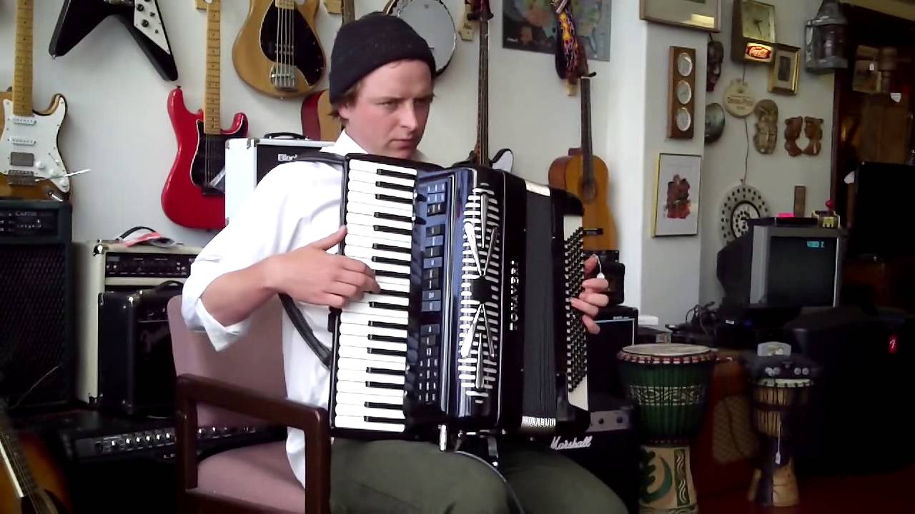 Olaf Plays the Tonaveri Accordion at the Mallternative - Long Version