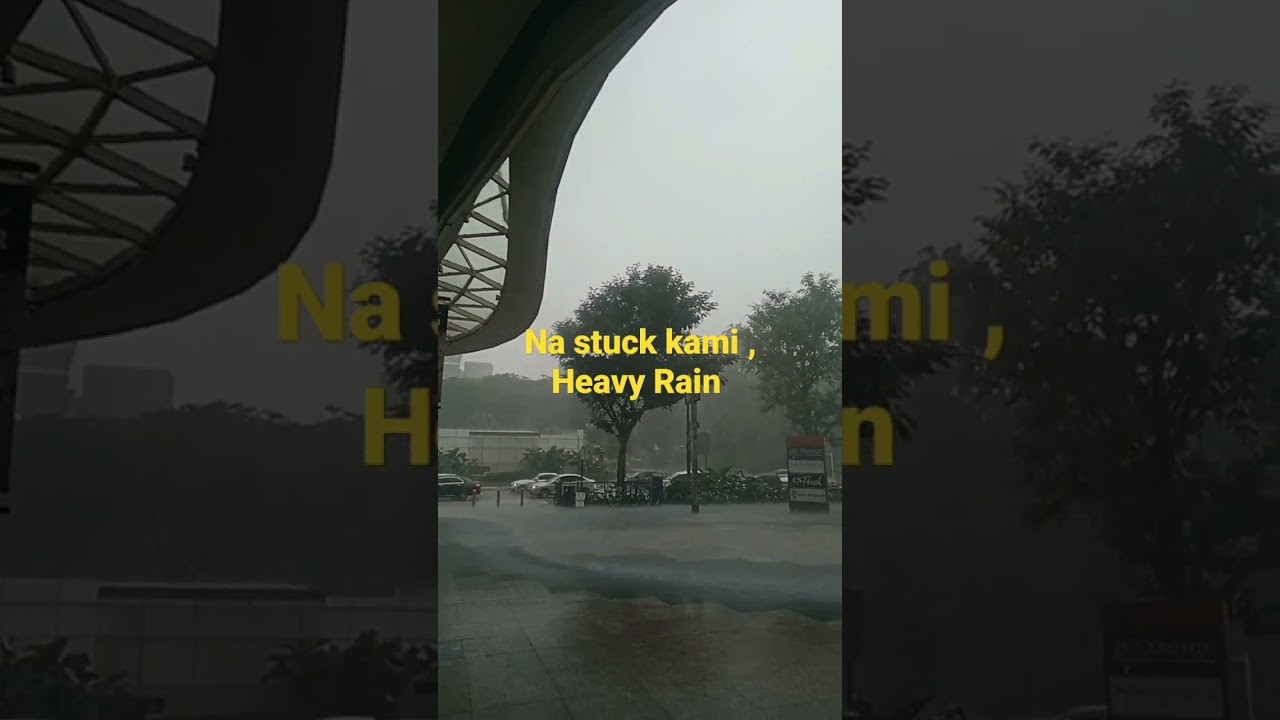 Stuck up at PLAZA Singapura.Heavy Rain