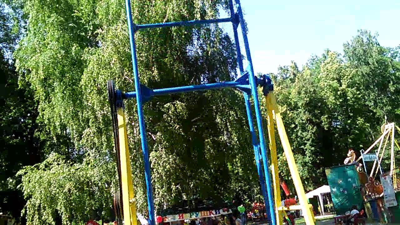 Парк Победы день молодежи.Мой лучший друг(который слева)катается на атркционе