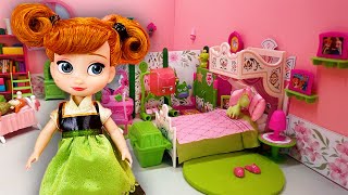 &quot;🛠️✨ ¡Construyo una nueva habitación para mi muñeca Anna de Frozen! ❄️👑