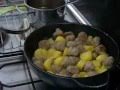 Polpette e patate in padella