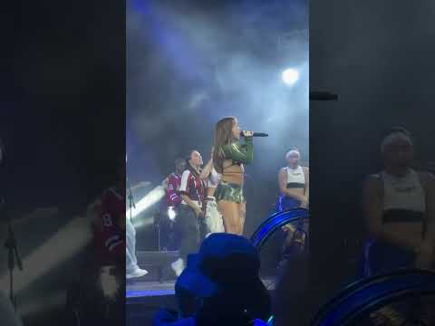 Nicki Nicole cantando