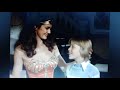 Wonder Woman Love And Kiss A Child Cariña Y Besa A Un Niño 