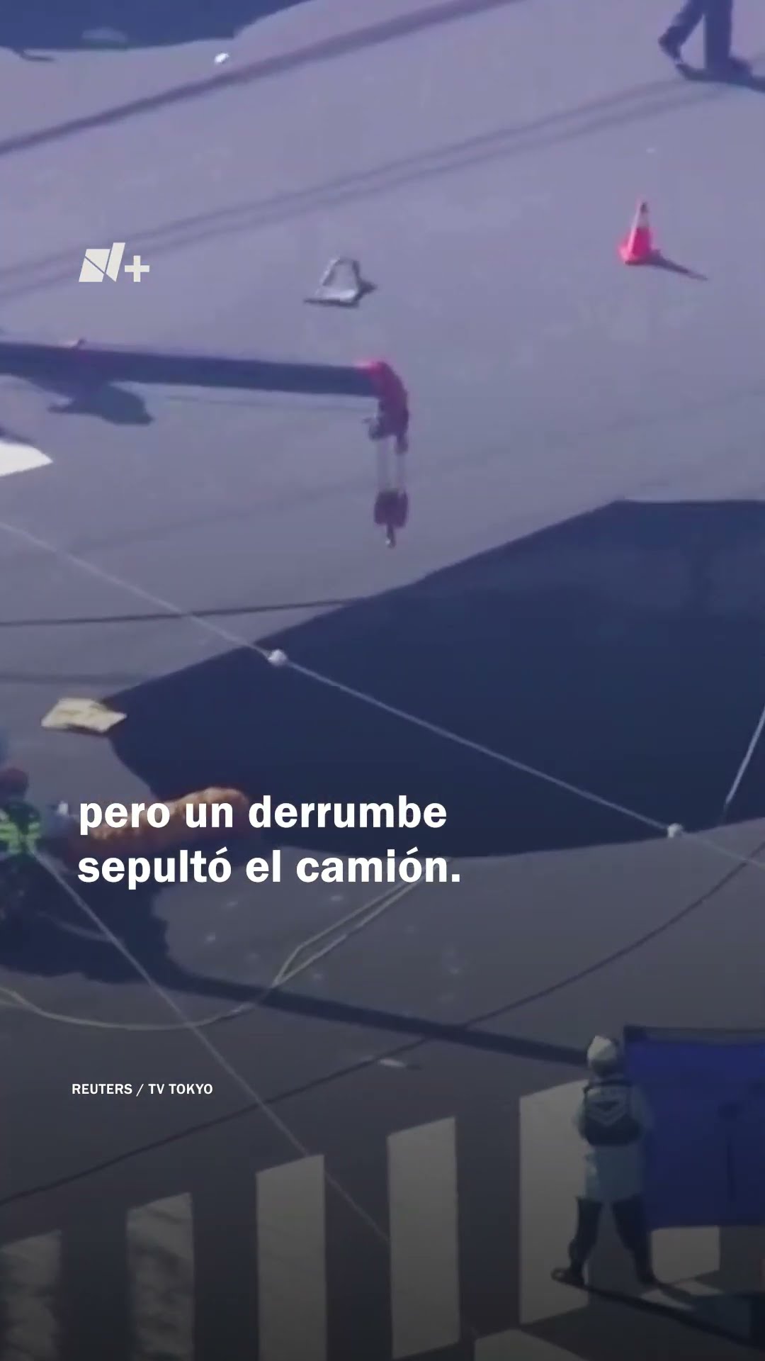 Adulto mayor cae a socavón gigante en Tokio - N+ #Shorts