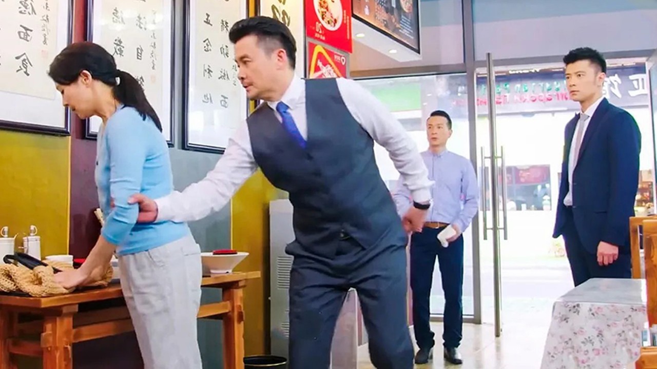 董事長到小麵館吃麵，第一口就愣住，廚師竟是失散20年的妻子！