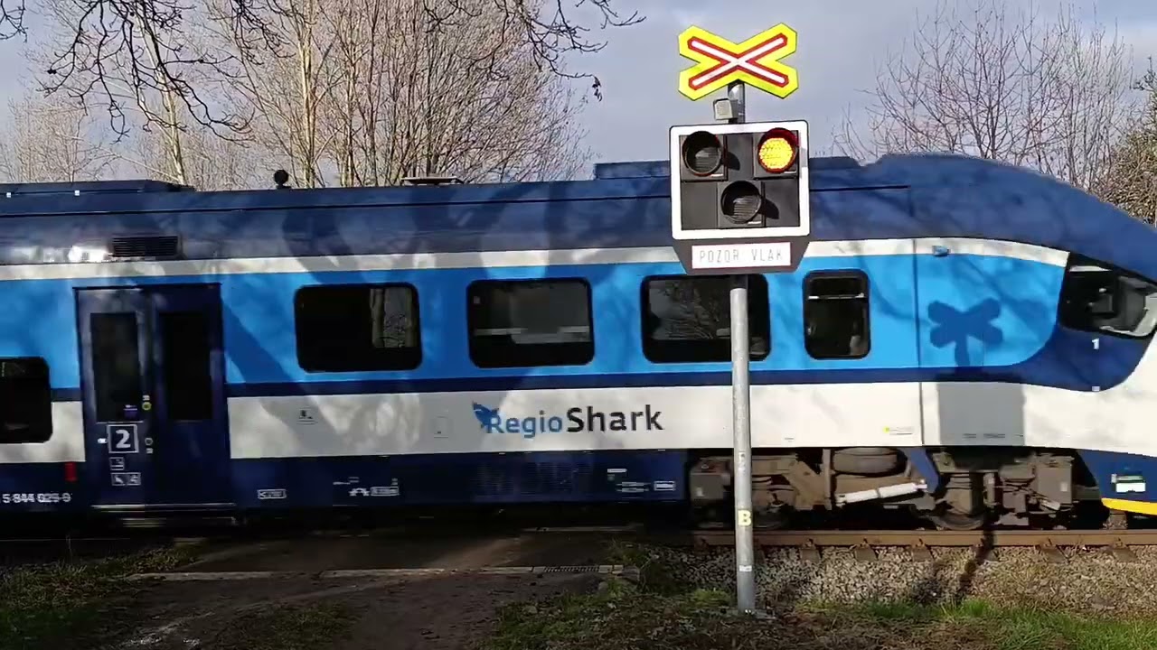 Železniční přejezd Osíčko, na poli (6. 6., 7. 12., 30. 8. 2025)