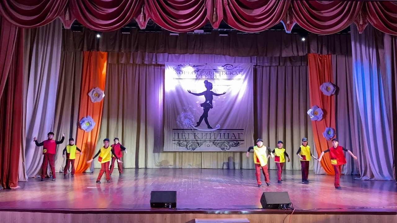 танец сыщиков в детском