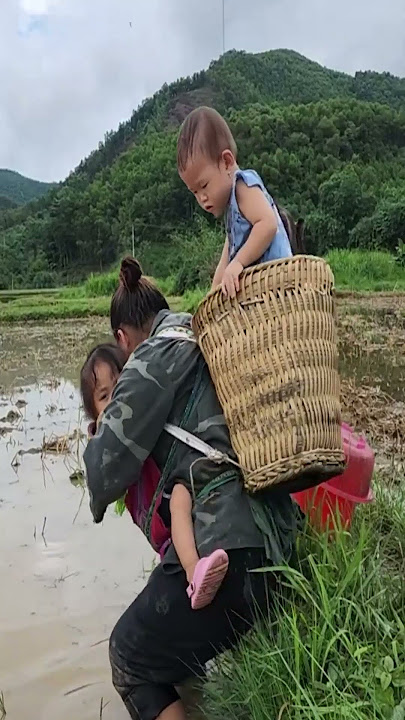 Single Mom Life - Carry the baby in the basket  #poorlifestyle #singlemom