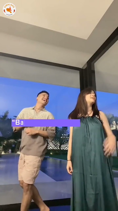 Rebecca Kloper pakai baju dinas