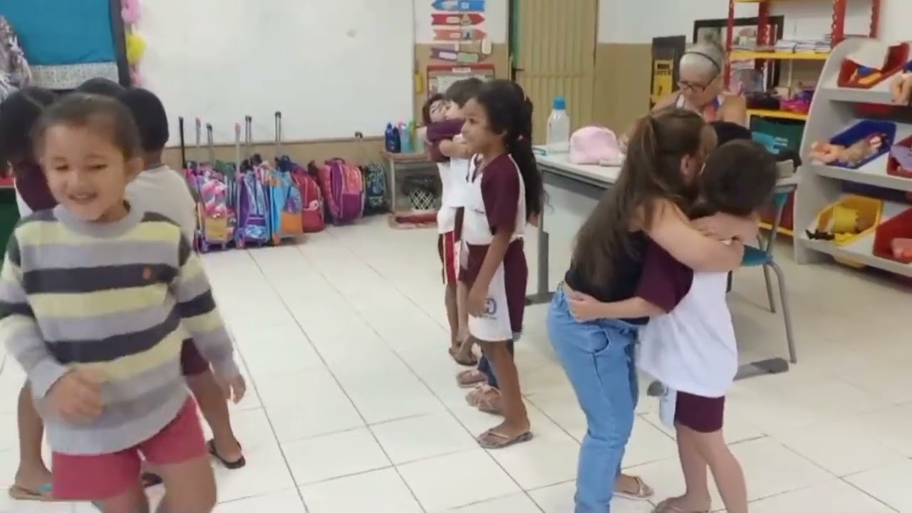 Brincadeira do abraço  educação infantil