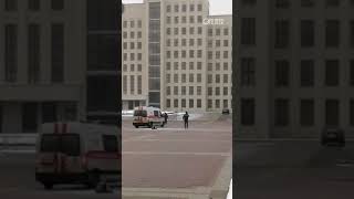 В центре Минска, у Дома правительства на площади Независимости, , мужчина горел его забрала скорая..