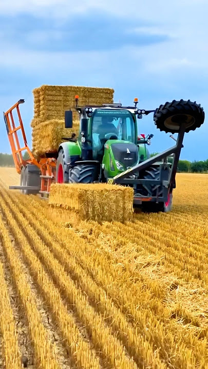 FENDT 724 Tractor Chasing Bales