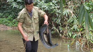 poor man  going through the valley to build a house, catching fish in the lagoon