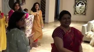 والدتا بريانكا شوبرا ونيك جوناس بوصلة رقص على أنغام الموسيقى الهندية   فيديو