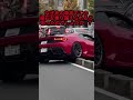 【自業自得】「完全に詰んでる…」渋滞を抜けようとして中央分離帯に乗り上げるスポーツカー