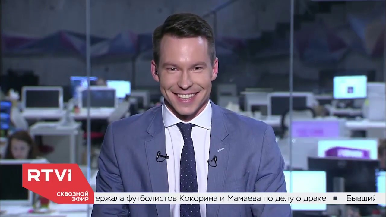 Ведущий ржет. Ведущий ржет в прямом эфире. смех в эфире.