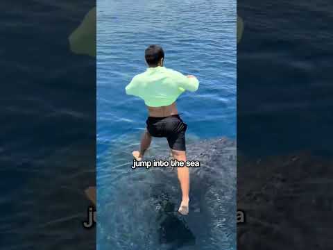 He Used His Own Shirt To Catch Dinner In The Ocean! 🐟
