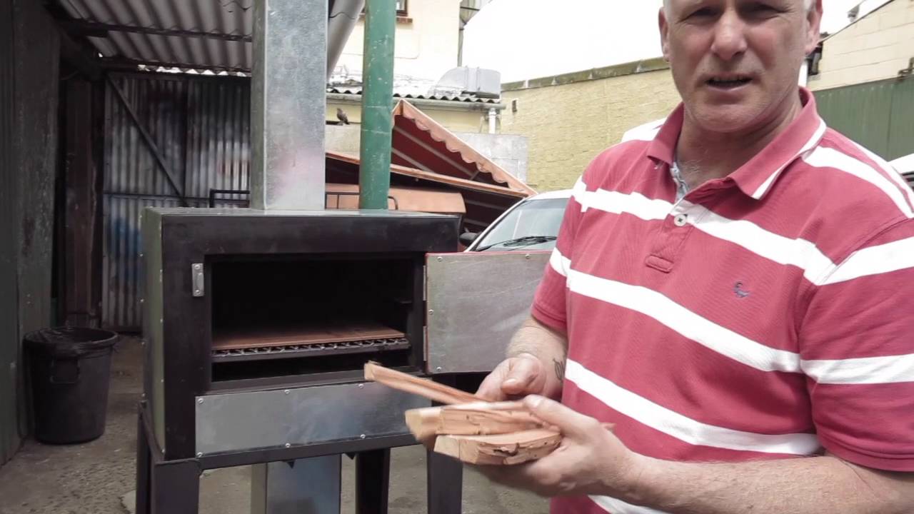 Starting up and baking in a wood-fired rocket oven - YouTube