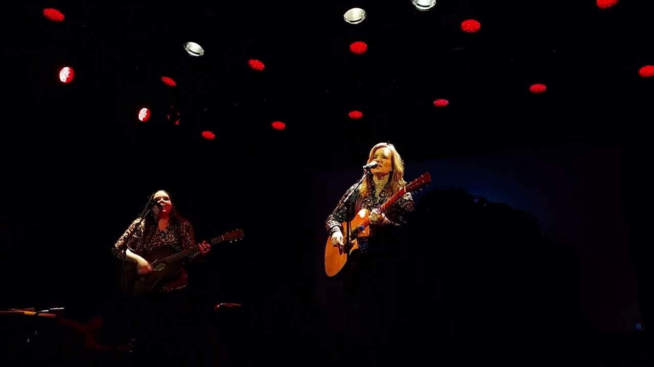 Follow Your Arrow - Brandy Clark (live Amsterdam 2025)