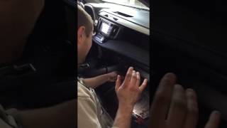 Как поменять салонный фильтр на Toyota RAV4 за 50 секунд Как поменять салонный фильтр на Toyota RAV4 за 50 секунд