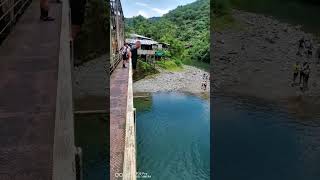 Salto libre en aguas claras